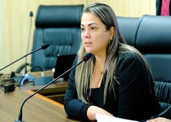 Cláudia de Jesus pede equiparação do auxílio alimentação para servidores da Saúde e Educação