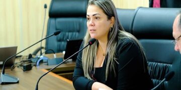 Cláudia de Jesus pede equiparação do auxílio alimentação para servidores da Saúde e Educação