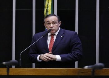 Proposta de emenda à Constituição permite ao Congresso suspender decisão do Supremo