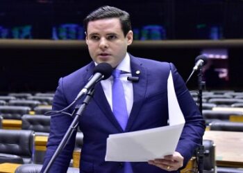 Comissão torna obrigatório juramento diário à bandeira do Brasil no ensino médio e fundamental