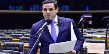 Comissão torna obrigatório juramento diário à bandeira do Brasil no ensino médio e fundamental