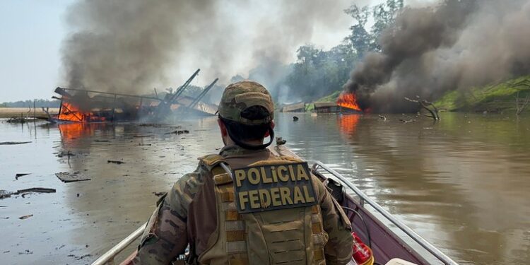 PF inutiliza 223 balsas de garimpo ilegal no Amazonas