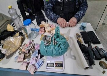 Cerca de meio quilo de drogas e uma arma de fogo são apreendidas pela PM