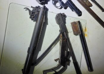 POLÍCIA MILITAR APREENDE ARMAS DE FOGO E PRENDE SUSPEITO DE FORNECER ARMAMENTO PARA FACÇÃO CRIMINOSA