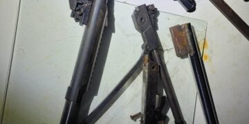 POLÍCIA MILITAR APREENDE ARMAS DE FOGO E PRENDE SUSPEITO DE FORNECER ARMAMENTO PARA FACÇÃO CRIMINOSA