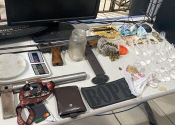 Bandidos do madeira são presos com arma de fogo uma submetralhadora
