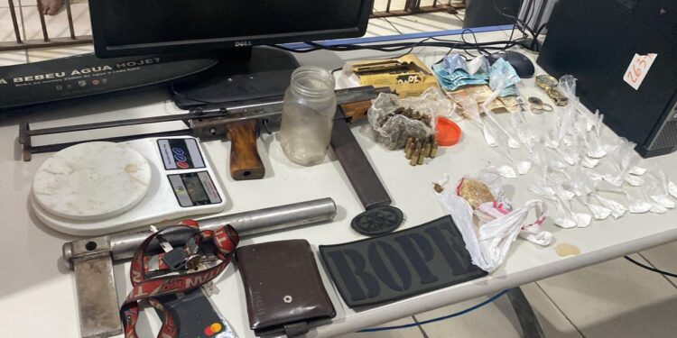 Bandidos do madeira são presos com arma de fogo uma submetralhadora
