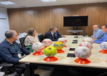 Governo de RO entrega materiais esportivos confeccionados por internos para projeto social em Porto Velho