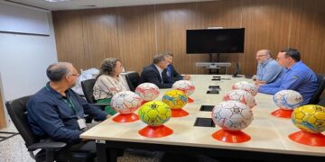 Governo de RO entrega materiais esportivos confeccionados por internos para projeto social em Porto Velho