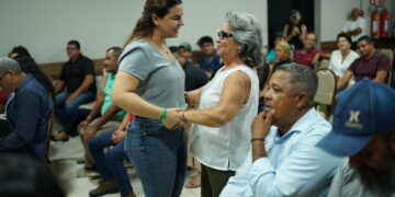 Mariana Carvalho inicia campanha ouvindo a população e apresentando propostas concretas