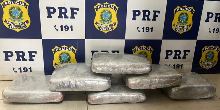 PRF detém mulher por tráfico de drogas em Ji-Paraná/RO
