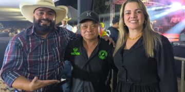 Cláudia de Jesus prestigia baile da rainha da exposição agropecuária de Ji-Paraná