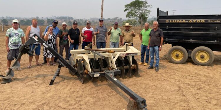Alan Queiroz entrega equipamentos agrícolas à Asprolages, em Machadinho do Oeste