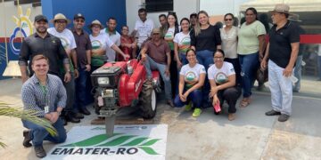 Em Mirante da Serra, Cláudia de Jesus faz entrega de implementos agrícolas