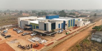 Dra. Taíssa acompanha obras do Hospital Regional de Guajará-Mirim, que atingem 77% de conclusão