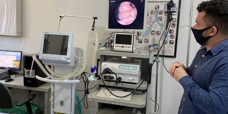 Dra. Taíssa entrega broncoscópio ao Hospital Cosme Damião, adquirido com emenda parlamentar de R$ 244 mil
