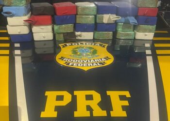 PRF apreende cerca de 30 kg de Pasta Base de Cocaína em painel de veículo