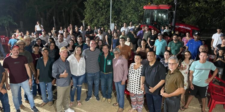 Alan Queiroz entrega trator de R$ 250 mil para a comunidade da Linha 05, em Monte Negro