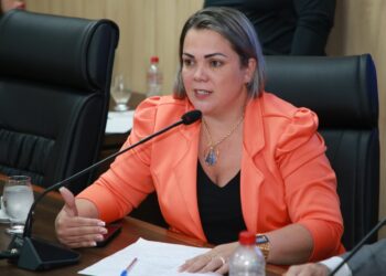Cláudia de Jesus solicita celeridade para cirurgias de catarata no SUS