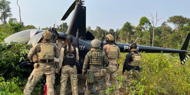 PF apreende 238 kg de drogas em helicóptero no Amazonas