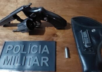 CHUPINGUAIA – POLÍCIA MILITAR PRENDE HOMEM QUE AMEAÇAVA, COM ARMA DE FOGO, FUNCIONÁRIOS DE UMA FAZENDA