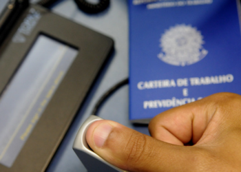 Jovem de Guajará-Mirim se emociona ao receber registro de nascimento tardio: “Vou poder estudar e ter uma carteira de trabalho”