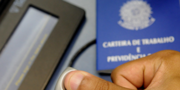 Jovem de Guajará-Mirim se emociona ao receber registro de nascimento tardio: “Vou poder estudar e ter uma carteira de trabalho”