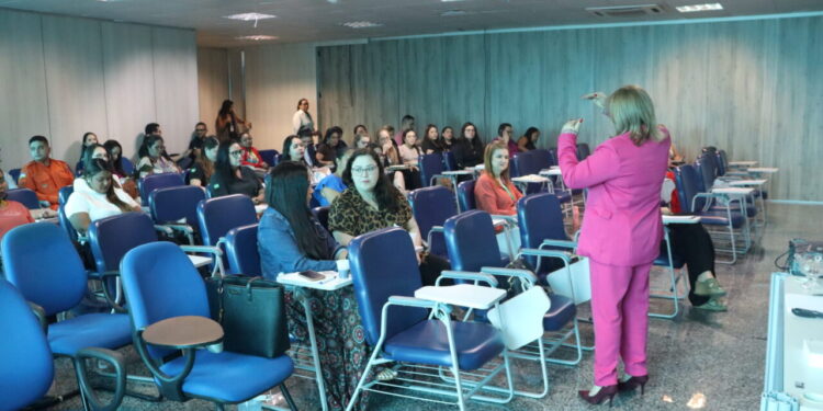 Curso de Redação Oficial é ministrado para servidores da administração pública, na Escola de Governo