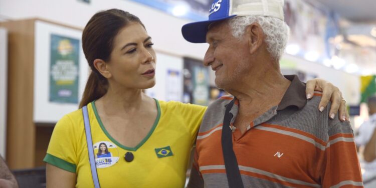 Em corpo a corpo na zona Sul, juíza Euma Tourinho fala com moradores de propostas para água tratada na região