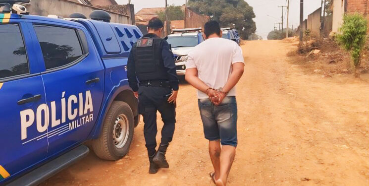 JI-PARANÁ – POLÍCIA MILITAR PRENDE FORAGIDO DA JUSTIÇA COM DROGAS NO BAIRRO PARQUE SÃO PEDRO