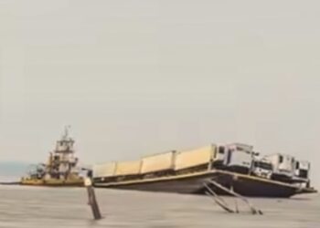 Balsa carregada de caminhões se choca em pedras