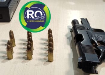 Homem armado é conduzido a central de polícia e diz “estou sendo ameaçado”