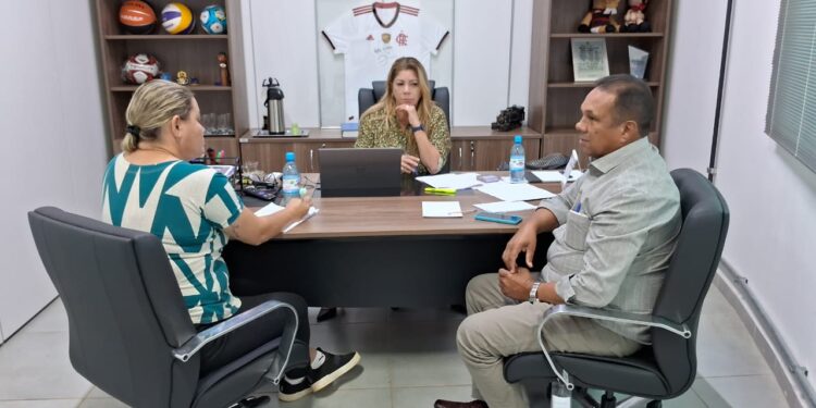 Vereador Jurandir Bengala discute melhorias para o Estádio Nenezão em visita à SEMES