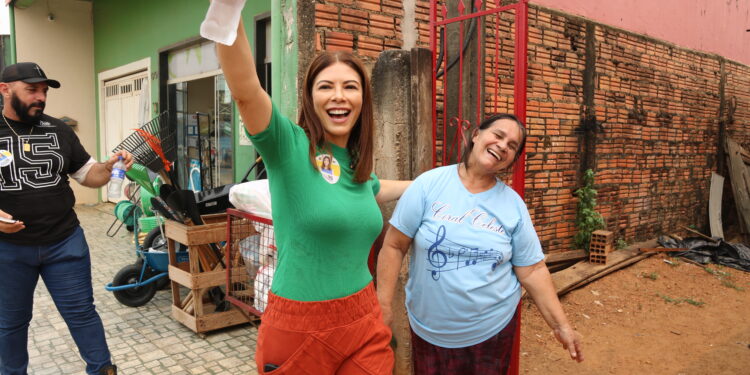 Caminhada nas avenidas Mamoré e Guaporé confirma forte adesão da candidatura da Juíza Euma Tourinho para a prefeitura