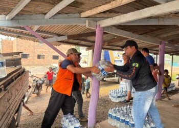 Comunidade da Vila Marmelo recebe doação de água potável