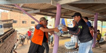 Comunidade da Vila Marmelo recebe doação de água potável