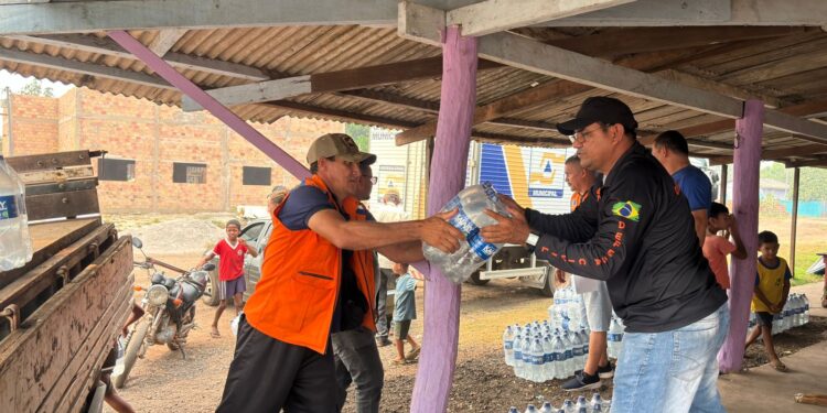 Comunidade da Vila Marmelo recebe doação de água potável