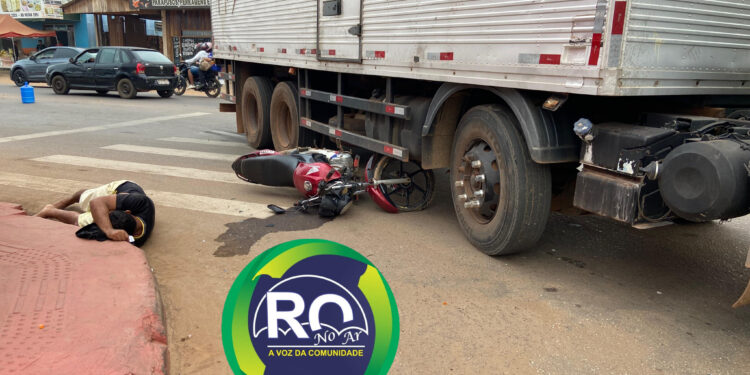 Motociclista escapou de ser esmagado por caminhão