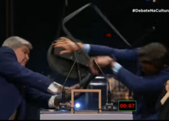 Vídeo:O candidato José Luiz Datena atingiu o candidato Pablo Marçal com uma cadeira aovivo e foi expulsou de debate