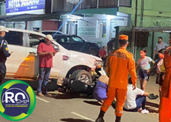 Motociclista colide com camionete