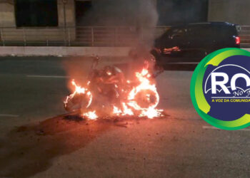 VÍDEO: Sinistro motocicleta é consumida pelo fogo em via pública