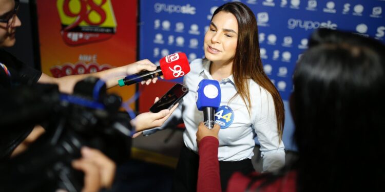 Mariana Carvalho foca em propostas, mantém equilíbrio e vence debate