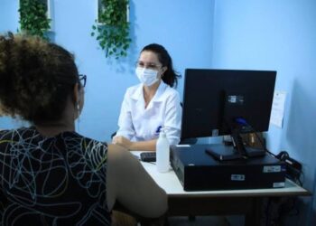 Fumaça das queimadas agrava riscos à saúde de fumantes, alerta Semusa