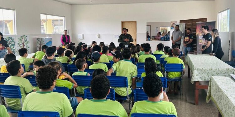 Batalhão de Polícia Ambiental realiza palestra sobre queimadas em escola de Triunfo