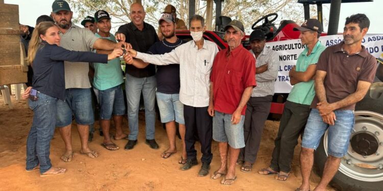 Ismael Crispin entrega implemento agrícola e celebra compromisso cumprido com Nova Brasilândia do Oeste