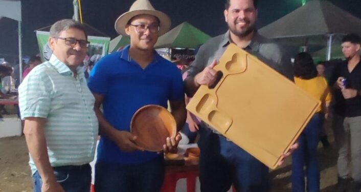 Jean Oliveira reafirma apoio ao agro durante Festa do Leite no distrito de Palmeiras