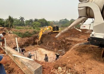 Cirone Deiró acompanha obras na rua Uirapuru, em Cacoal