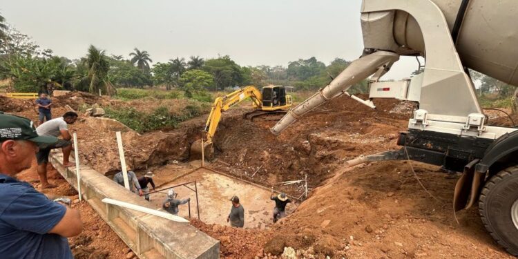 Cirone Deiró acompanha obras na rua Uirapuru, em Cacoal