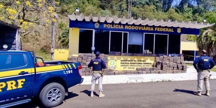 PRF apreende quase 2 toneladas de maconha no Paraná