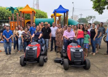 Cláudia de Jesus faz entrega de tratoritos em Teixeirópolis